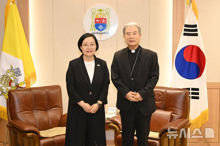 이용훈 주교와 기념촬영하는 한성숙 총리