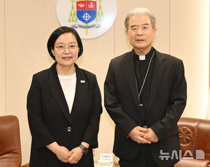 이용훈 주교와 기념촬영하는 한성숙 총리