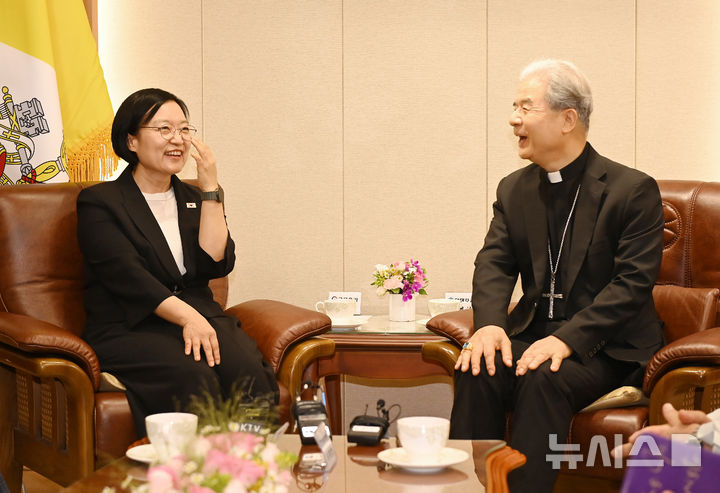 [수원=뉴시스] 김종택 기자 = 한성숙 국무총리가 8일 경기 수원시 천주교수원교구청에서 한국천주교주교회의 의장인 이용훈 주교를 예방해 대화를 하고 있다. 2026.07.08. jtk@newsis.com
