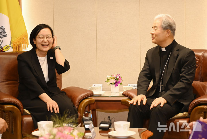 한성숙 총리, 한국천주교주교회의 의장인 이용훈 주교 예방
