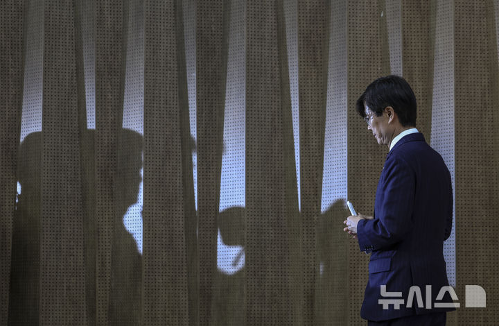 [서울=뉴시스] 김근수 기자 = 조경태 국민의힘 의원이 8일 오후 서울 여의도 국회 소통관에서 장동혁 국민의힘 당 대표 윤리위원회 제소 관련 기자회견을 마치고 밖으로 나서고 있다. 2026.07.08. ks@newsis.com