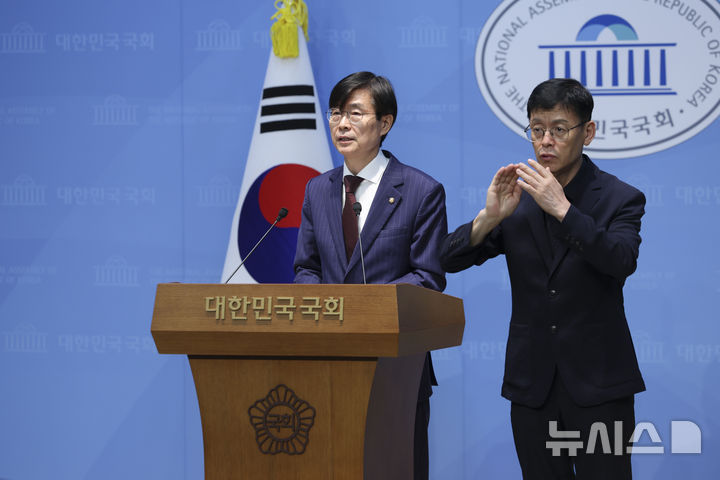 [서울=뉴시스] 김근수 기자 = 조경태 국민의힘 의원이 8일 오후 서울 여의도 국회 소통관에서 장동혁 국민의힘 당 대표 윤리위원회 제소 관련 기자회견을 하고 있다. 2026.07.08. ks@newsis.com