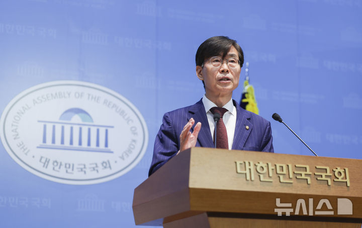 [서울=뉴시스] 김근수 기자 = 조경태 국민의힘 의원이 8일 오후 서울 여의도 국회 소통관에서 장동혁 국민의힘 당 대표 윤리위원회 제소 관련 기자회견을 하고 있다. 2026.07.08. ks@newsis.com