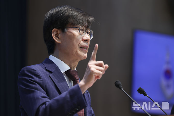 [서울=뉴시스] 김근수 기자 = 조경태 국민의힘 의원이 8일 오후 서울 여의도 국회 소통관에서 장동혁 국민의힘 당 대표 윤리위원회 제소 관련 기자회견을 하고 있다. 2026.07.08. ks@newsis.com