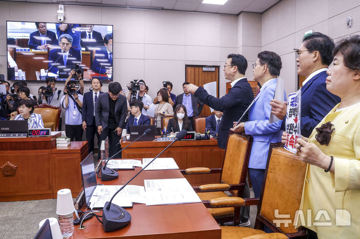 [서울=뉴시스] 정병혁 기자 = 8일 서울 여의도 국회에서 열린 법제사법위원회 전체회의에서 국민의힘 법사위 의원들이 서영교 위원장에게 항의하고 있다. 2026.07.08. jhope@newsis.com