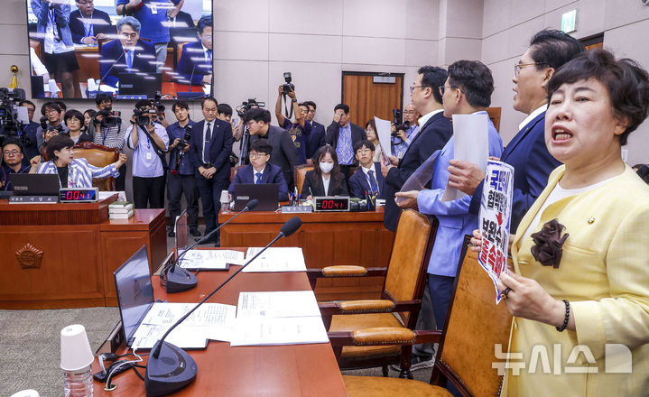 [서울=뉴시스] 정병혁 기자 = 8일 서울 여의도 국회에서 열린 법제사법위원회 전체회의에서 국민의힘 법사위 의원들이 서영교 위원장에게 항의하고 있다. 2026.07.08. jhope@newsis.com