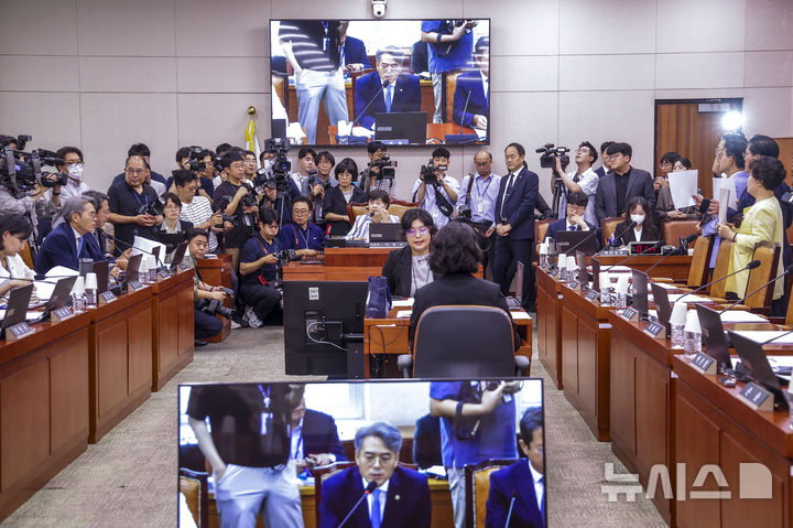 [서울=뉴시스] 정병혁 기자 = 8일 서울 여의도 국회에서 열린 법제사법위원회 전체회의에서 국민의힘 법사위 의원들이 서영교 위원장에게 항의하고 있다. 2026.07.08. jhope@newsis.com