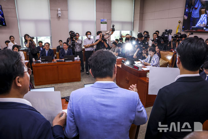 [서울=뉴시스] 정병혁 기자 = 8일 서울 여의도 국회에서 열린 법제사법위원회 전체회의에서 국민의힘 법사위 의원들이 서영교 위원장에게 항의하고 있다. 2026.07.08. jhope@newsis.com