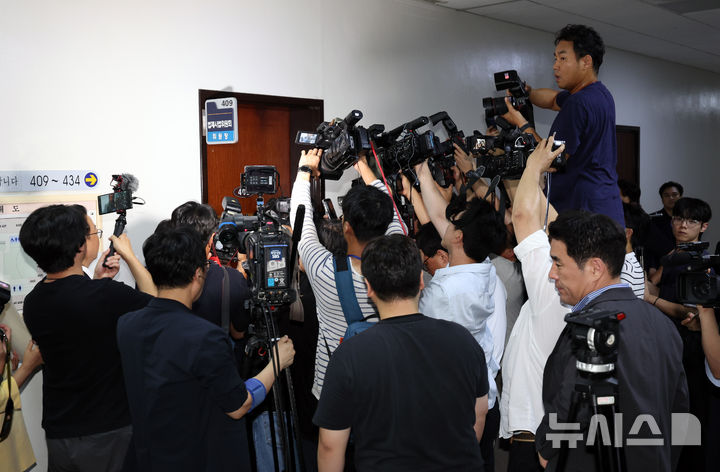[서울=뉴시스] 최진석 기자 = 김승수 국민의힘 원내운영수석부대표를 비롯한 국민의힘 의원들이 8일 여의도 국회 법제사법위원회 위원장의 면담을 요구하고 있다. 2026.07.08. myjs@newsis.com