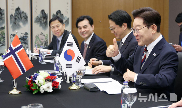[앙카라=뉴시스] 조성봉 기자 = 이재명 대통령이 8일(현지 시간) 튀르키예 앙카라의 한 호텔에서 열린 요나스 가르 스퇴레 노르웨이 총리와 한-노르웨이 정상회담에서 발언하고 있다. 2026.07.08. suncho21@newsis.com