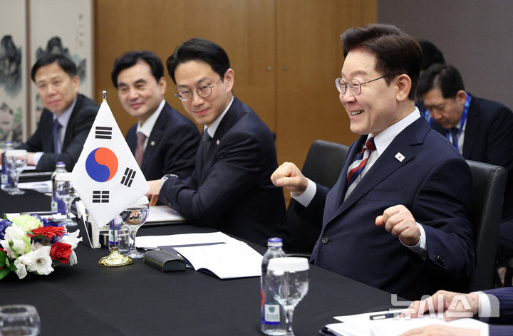 [앙카라=뉴시스] 조성봉 기자 = 이재명 대통령이 8일(현지 시간) 튀르키예 앙카라의 한 호텔에서 열린 요나스 가르 스퇴레 노르웨이 총리와 한-노르웨이 정상회담에서 노르웨이 월드컵 응원 관련 발언을 하고 있다. 2026.07.08. suncho21@newsis.com