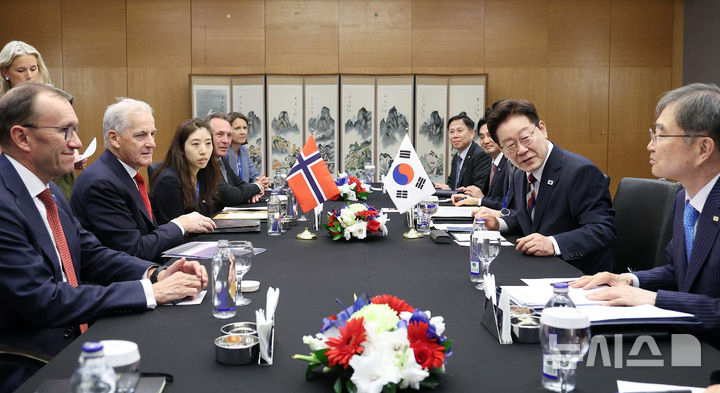 [앙카라=뉴시스] 조성봉 기자 = 이재명 대통령과 요나스 가르 스퇴레 노르웨이 총리가 8일(현지 시간) 튀르키예 앙카라의 한 호텔에서 한-노르웨이 정상회담을 하고 있다. 2026.07.08. suncho21@newsis.com