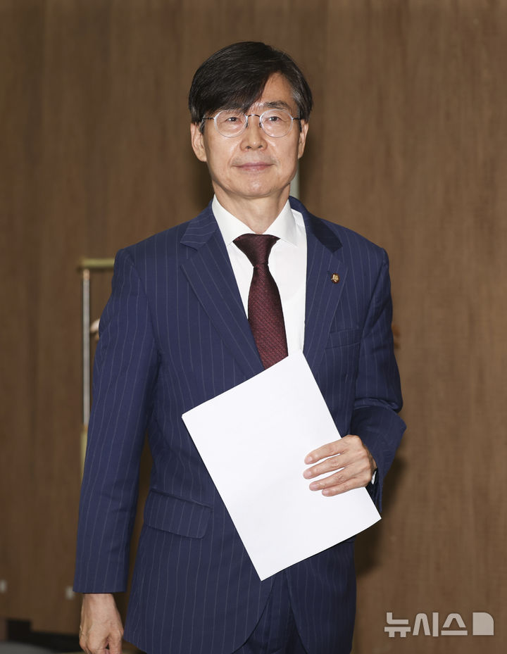 [서울=뉴시스] 김근수 기자 = 조경태 국민의힘 의원이 8일 오후 서울 여의도 국회 소통관에서 장동혁 국민의힘 당 대표에 대한 윤리위원회 제소 관련 기자회견을 하기 위해 이동하고 있다. 2026.07.08. ks@newsis.com