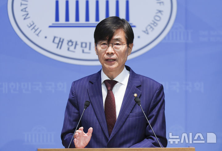 [서울=뉴시스] 김근수 기자 = 조경태 국민의힘 의원이 지난 8일 오후 서울 여의도 국회 소통관에서 장동혁 국민의힘 당 대표에 대한 윤리위원회 제소 관련 기자회견을 하고 있다. 2026.07.08. ks@newsis.com