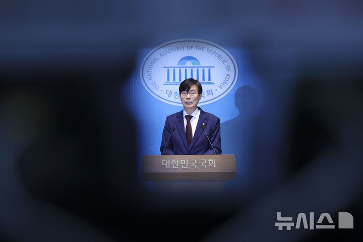 [서울=뉴시스] 김근수 기자 = 조경태 국민의힘 의원이 8일 오후 서울 여의도 국회 소통관에서 장동혁 국민의힘 당 대표에 대한 윤리위원회 제소 관련 기자회견을 하고 있다. 2026.07.08. ks@newsis.com
