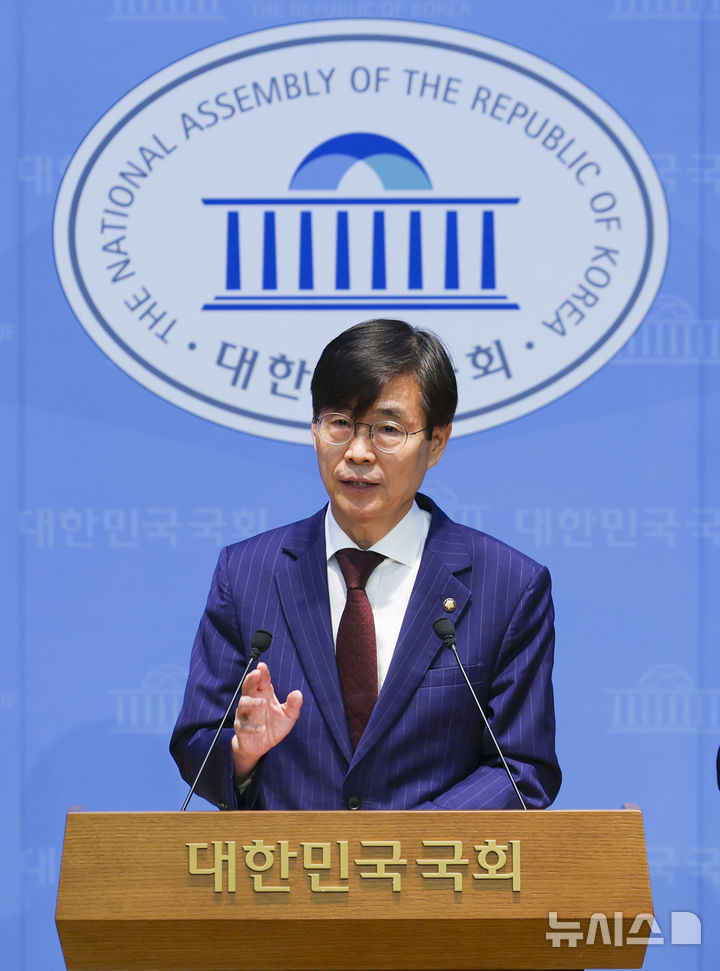 [서울=뉴시스] 김근수 기자 = 조경태 국민의힘 의원이 8일 오후 서울 여의도 국회 소통관에서 장동혁 국민의힘 당 대표에 대한 윤리위원회 제소 관련 기자회견을 하고 있다. 2026.07.08. ks@newsis.com