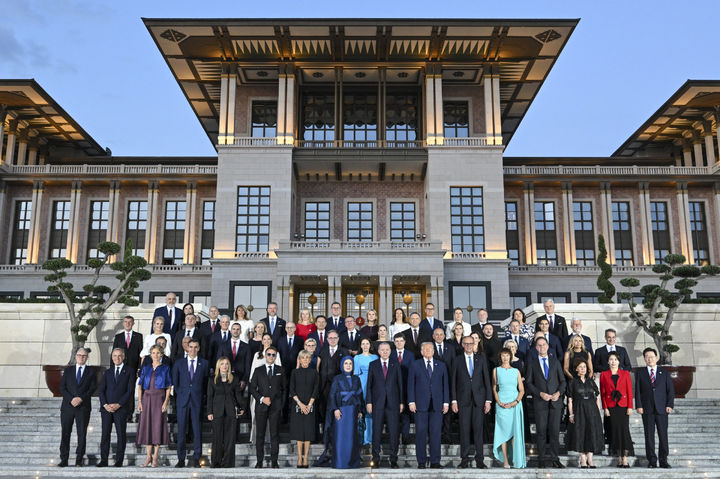 [앙카라=뉴시스] 조성봉 기자 = 북대서양조약기구(NATO·나토) 정상회의에 참석 중인 이재명 대통령과 김혜경 여사가 7일(현지 시간) 튀르키예 앙카라 대통령궁에서 열린 레젭 타입 에르도안 튀르키예 대통령 주최 환영 만찬에서 각국 정상들과 기념촬영을 하고 있다. (사진=튀르키예 대통령실 제공) 2026.07.08. photo@newsis.com *재판매 및 DB 금지