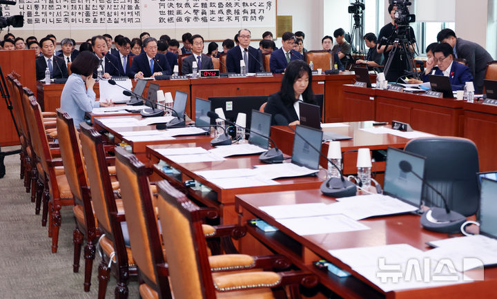 [서울=뉴시스] 최진석 기자 = 이두희(앞줄 왼쪽부터) 국방부 차관, 손익현 헌법재판소사무처장, 정성호 법무부 장관, 김호철 감사원장, 기우종 법원행정처장 권한대행, 오동운 고위공직자범죄수사처장이 8일 여의도 국회에서 열린 법제사법위원회 전체회의에 출석해 있다. 2026.07.08. myjs@newsis.com