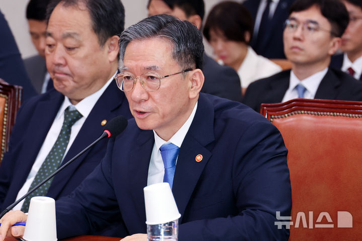 [서울=뉴시스] 최진석 기자 = 정성호(오른쪽) 법무부 장관이 8일 여의도 국회에서 열린 법제사법위원회 전체회의에서 발언하고 있다. 2026.07.08. myjs@newsis.com