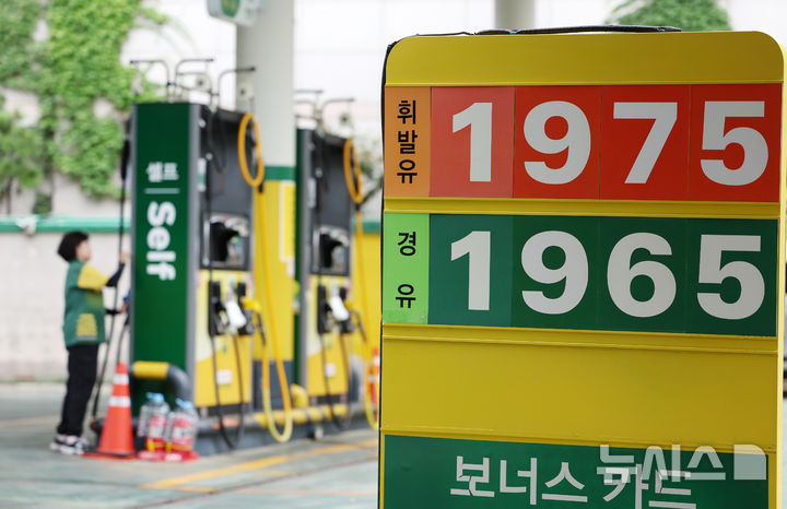[서울=뉴시스] 김명년 기자 = 8일 서울시내 한 주유소에 유가정보가 게시돼 있다. 호르무즈 해협을 지나던 선박 피격이 잇따르면서 국제유가가 급등했다. 7일(현지 시간) ICE 선물거래소에서 9월 인도분 브렌트유 선물 종가는 배럴당 74.16달러로, 전장 대비 3.01% 올랐다. 뉴욕상업거래소에서 8월 인도분 미국 서부텍사스산원유(WTI) 선물 종가는 배럴당 70.44달러로, 전장 대비 2.76% 상승했다. 브렌트유와 WTI 모두 지난 6월 1일 이후 최대 상승률이다. 2026.07.08. kmn@newsis.com