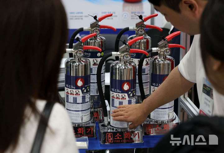 '2026 소방방재기술산업전' 청정소화약제 소화기 살펴보는 관람객들