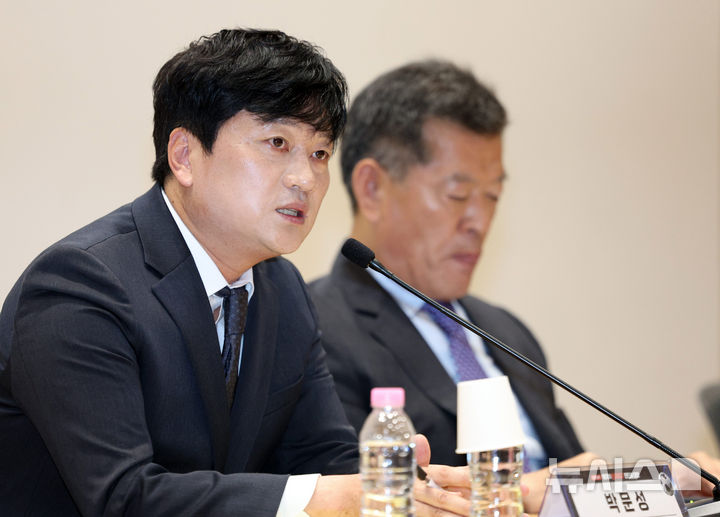 [서울=뉴시스] 고범준 기자 = 박문성 축구 해설위원이 8일 서울 여의도 국회 의원회관에서 열린 위기의 한국축구 진단과 대안에서 기조발언을 하고 있다. 2026.07.08. bjko@newsis.com