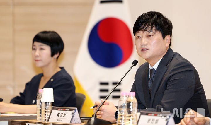 [서울=뉴시스] 고범준 기자 = 박문성 축구 해설위원이 8일 서울 여의도 국회 의원회관에서 열린 위기의 한국축구 진단과 대안에서 기조발언을 하고 있다. 2026.07.08. bjko@newsis.com