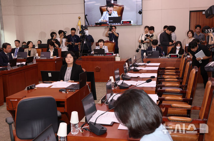[서울=뉴시스] 고범준 기자 = 서영교 법사위원장이 지난 8일 서울 여의도 국회에서 열린 법제사법위원회 전체회의에서 발언하고 있다. 2026.07.08. bjko@newsis.com