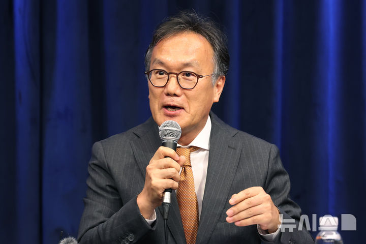 [서울=뉴시스] 박진희 기자 = 정재왈 서울시립교향악단 대표이사가 8일 서울 종로구 크레디아클래식클럽에서 기자간담회를 갖고 '제82회 프라하 봄 국제 음악 축제' 개막 공연 초청 내용을 설명하고 있다. 2026.07.08. pak7130@newsis.com