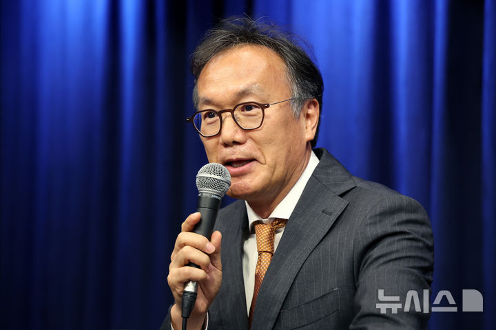 [서울=뉴시스] 박진희 기자 = 정재왈 서울시립교향악단 대표이사가 8일 서울 종로구 크레디아클래식클럽에서 기자간담회를 갖고 '제82회 프라하 봄 국제 음악 축제' 개막 공연 초청 내용을 설명하고 있다. 2026.07.08. pak7130@newsis.com