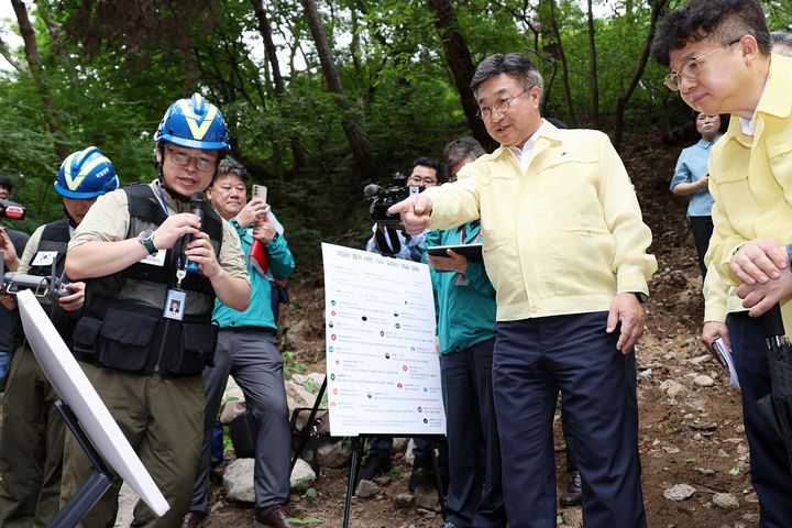 [서울=뉴시스] 황준선 기자 = 윤호중 행정안전부 장관이 지난 8일 오후 대구 팔공산 국립공원을 방문해 하천-계곡 불법시설 정비 현장을 점검하고 있다. (사진=행안부 제공) 2026.07.08. photo@newsis.com *재판매 및 DB 금지