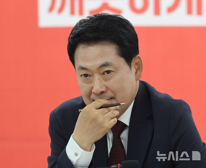 [인천=뉴시스] 전진환 기자 = 장동혁 국민의힘 대표가 8일 인천 남동구 인천시당에서 열린 '6·3 참정권 박탈 사태 청년·대학생 간담회'에서 청년들의 발언을 듣고 있다. 2026.07.08. amin2@newsis.com