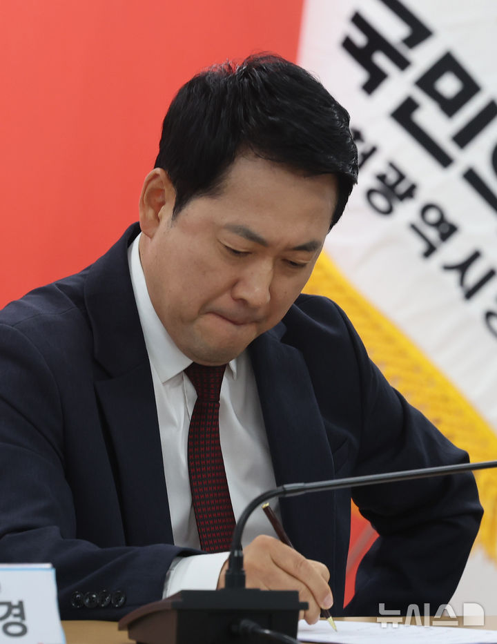 청년들 발언 들으며 생각에 잠긴 장동혁 대표
