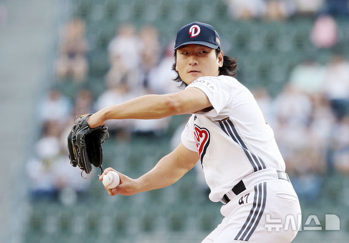 [서울=뉴시스] 김명년 기자 = 8일 서울 송파구 잠실야구장에서 열린 2026 신한 SOL KBO리그 두산 베어스와 SSG 랜더스의 경기, 1회초 두산 선발 곽빈이 공을 던지고 있다. 2026.07.08. kmn@newsis.com