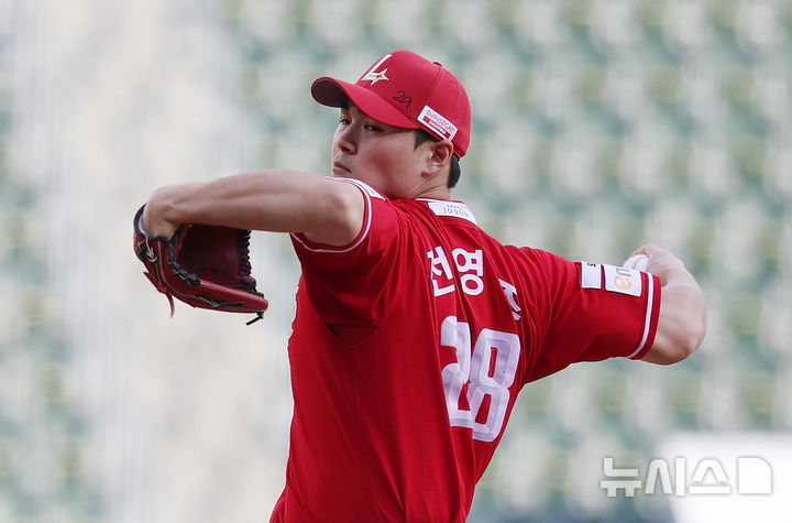[서울=뉴시스] 김명년 기자 = 8일 서울 송파구 잠실야구장에서 열린 2026 신한 SOL KBO리그 두산 베어스와 SSG 랜더스의 경기, 1회말 SSG 선발 전영준이 공을 던지고 있다. 2026.07.08. kmn@newsis.com