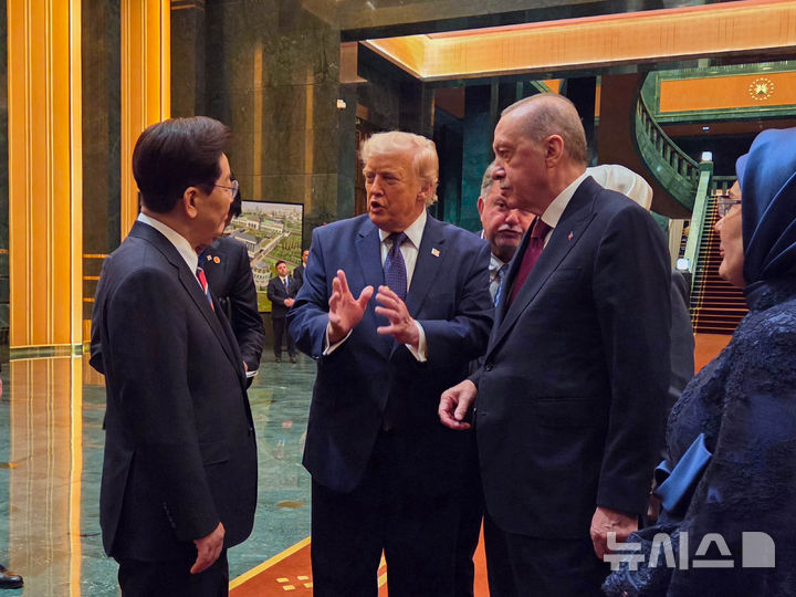 [앙카라=뉴시스] 조성봉 기자 = 북대서양조약기구(NATO·나토) 정상회의에 참석 중인 이재명 대통령과 도널트 트럼프 미국 대통령이 7일(현지 시간) 튀르키예 앙카라 대통령궁에서 열린 레젭 타입 에르도안 튀르키예 대통령 주최 환영 만찬에서 대화하고 있다. (공동취재) 2026.07.08. suncho21@newsis.com