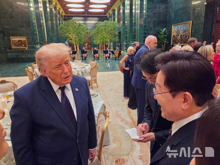 [앙카라=뉴시스] 조성봉 기자 = 북대서양조약기구(NATO·나토) 정상회의에 참석 중인 이재명 대통령과 도널트 트럼프 미국 대통령이 7일(현지 시간) 튀르키예 앙카라 대통령궁에서 열린 레젭 타입 에르도안 튀르키예 대통령 주최 환영 만찬에서 대화하고 있다. (공동취재) 2026.07.08. suncho21@newsis.com