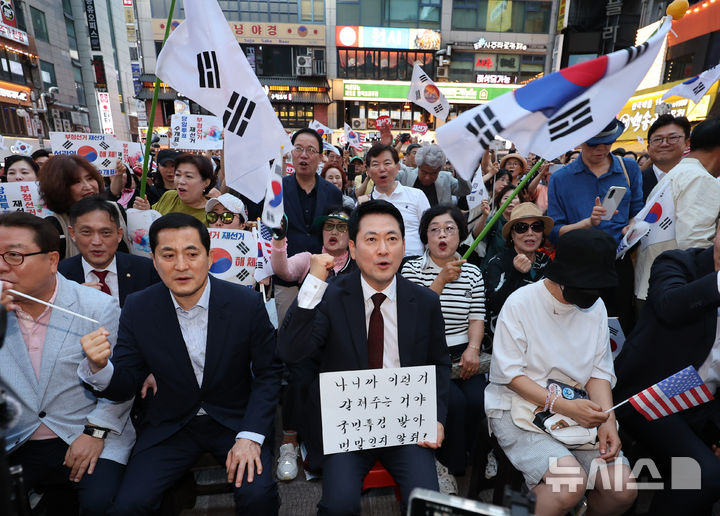 [인천=뉴시스] 전진환 기자 = 장동혁 국민의힘 대표가 8일 인천 남동구 구월로데오광장에서 열린 인천 참정권수호 민주화운동 집회에 참석해 피켓을 들고 구호를 외치고 있다. 2026.07.08. amin2@newsis.com