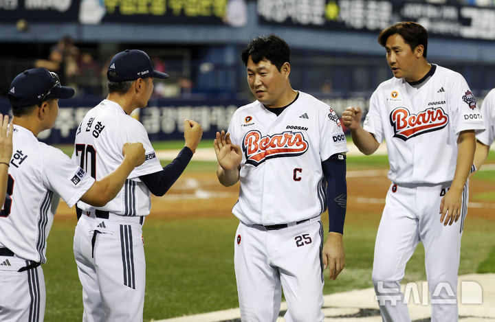 [서울=뉴시스] 김명년 기자 = 8일 서울 송파구 잠실야구장에서 열린 2026 신한 SOL KBO리그 두산 베어스와 SSG 랜더스의 경기, 7-3으로 승리한 두산 선수들이 인사를 나누며 기뻐하고 있다. 2026.07.08. kmn@newsis.com
