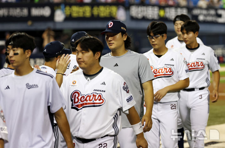 [서울=뉴시스] 김명년 기자 = 8일 서울 송파구 잠실야구장에서 열린 2026 신한 SOL KBO리그 두산 베어스와 SSG 랜더스의 경기, 7-3으로 승리한 두산 선수들이 인사를 나누며 기뻐하고 있다. 2026.07.08. kmn@newsis.com