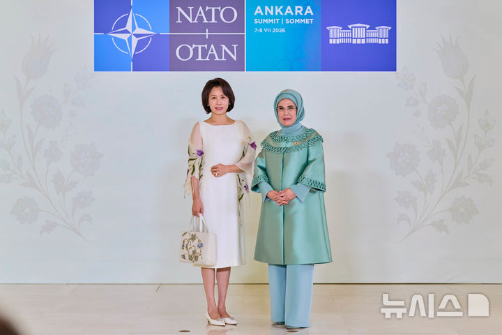 [앙카라=뉴시스] 조성봉 기자 = 김혜경 여사가 8일(현지 시간) 튀르키예 앙카라 찬카야궁에서 열린 북대서양조약기구(NATO·나토) 배우자 프로그램에서 튀르키예 레젭 타입 에르도안 대통령 부인 에미네 에르도안 여사와 기념촬영을 하고 있다. 김 여사는 지난 11월 한-튀르키예 친교 일정 당시 에르도안 여사가 선물한 스카프와 가방을 착용했다. (공동취재) 2026.07.08. suncho21@newsis.com