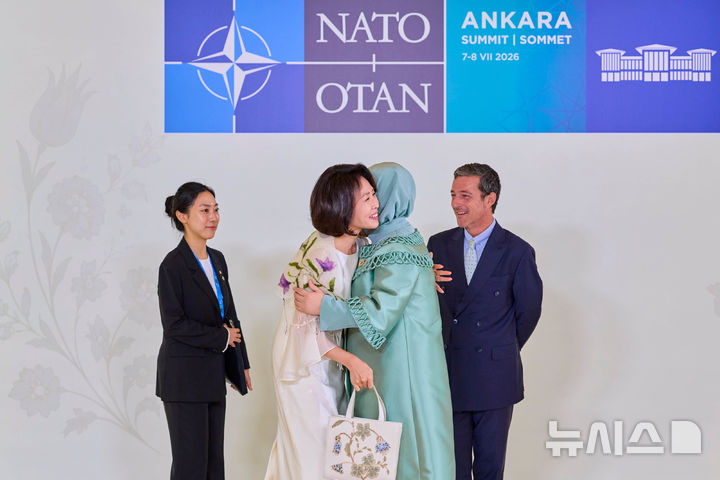 [앙카라=뉴시스] 조성봉 기자 = 김혜경 여사가 8일(현지 시간) 튀르키예 앙카라 찬카야궁에서 열린 북대서양조약기구(NATO·나토) 배우자 프로그램에서 튀르키예 레젭 타입 에르도안 대통령 부인 에미네 에르도안 여사와 포옹하고 있다. 김 여사는 지난 11월 한-튀르키예 친교 일정 당시 에르도안 여사가 선물한 스카프와 가방을 착용했다. (공동취재) 2026.07.08. suncho21@newsis.com