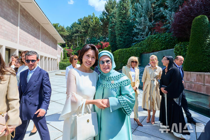 [앙카라=뉴시스] 조성봉 기자 = 김혜경 여사가 8일(현지 시간) 튀르키예 앙카라 찬카야궁에서 열린 북대서양조약기구(NATO·나토) 배우자 프로그램에서 튀르키예 레젭 타입 에르도안 대통령 부인 에미네 에르도안 여사와 기념촬영을 하고 있다. (공동취재) 2026.07.08. suncho21@newsis.com