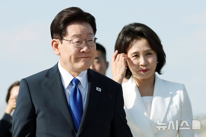 [앙카라=뉴시스] 조성봉 기자 = 북대서양조약기구(NATO·나토) 정상회의 참석 일정을 마친 이재명 대통령과 김혜경 여사가 8일(현지 시간) 튀르키예 앙카라 에센보아 국제공항에서 몽골 국빈 방문을 위해 공군 1호기로 향하고 있다. 2026.07.08. suncho21@newsis.com