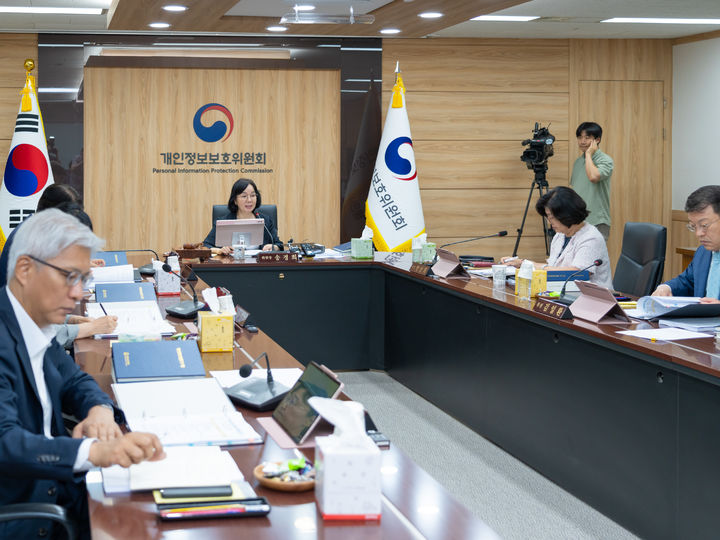 [서울=뉴시스] 송경희 개인정보보호위원회 위원장이 8일 오후 정부서울청사에서 열린 제13회 전체회의를 진행하고 있다. 2026.07.09. (사진=개인정보보호위원회 제공) *재판매 및 DB 금지