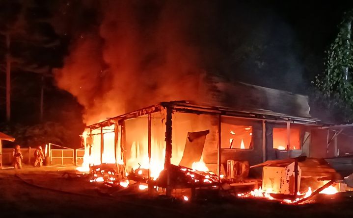 [영양=뉴시스] 경북 영양군 수비면 단독주택에서 발생한 화재를 진화하고 있다. (사진=경북소방본부 제공) 2026.07.09. photo@newsis.com *재판매 및 DB 금지
