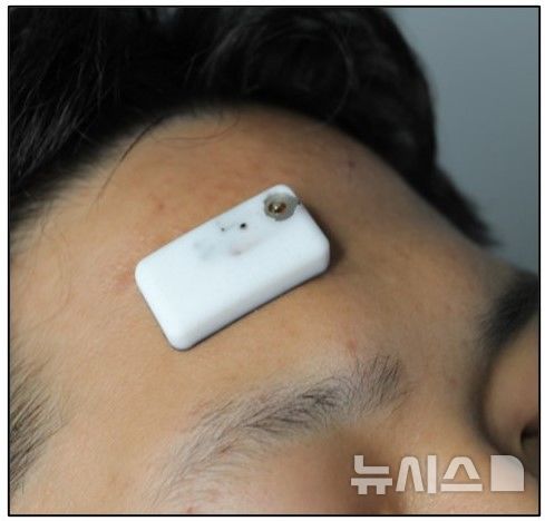 [서울=뉴시스] 연구팀이 개발한 부드러운 무선 근적외선분광(NIRS) 웨어러블 장치. (사진= 분당서울대병원 제공)