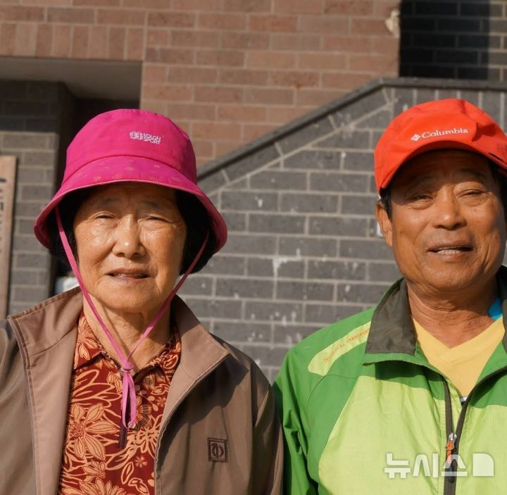 [서울=뉴시스] 독도를 지켜온 고 김성도씨(오른쪽)와 부인 고 김신열씨가 생전 환하게 웃고 있는 모습. (사진=유족 SNS 갈무리) 2026.07.09. photo@newsis.com