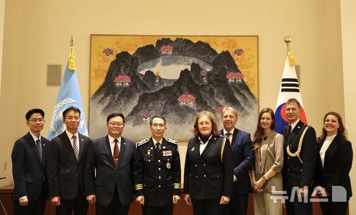 [서울=뉴시스]유재성 경찰청장 직무대행(가운데)이 8일(현지 시각) 미국 뉴욕 유엔본부에서 열린 제5회 국제연합(유엔) 경찰청장 회의(UNCOPS) 본회의에 참석해 '초국가범죄 대응을 위한 국제협력 강화와 대한민국 경찰의 기여 확대'를 주제로 연설했다. 사진은 유 직무대행(가운데)이 지난 6일(현지시간) 네덜란드 경찰청 관계자와 치안협력 업무협약(MOU)을 체결한 뒤 기념촬영을 하고 있는 모습. (사진=경찰청 제공)2026.07.09 photo@newsis.com