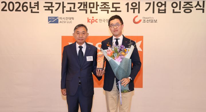 [서울=뉴시스] 롯데면세점이 한국생산성본부가 발표한 2026년도 국가고객만족도(NCSI) 조사에서 8년 연속 면세점 부문 1위에 선정됐다. 사진은 8일 열린 인증식에서 남궁표 롯데면세점 마케팅부문장(오른쪽)과 홍준호 조선일보 대표이사(왼쪽)가 기념사진을 촬영하는 모습. (사진=롯데면세점 제공) 2026.07.09. photo@newsis.com *재판매 및 DB 금지